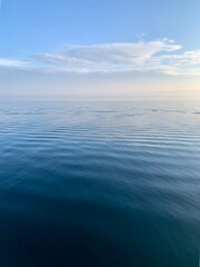 Wasser von See und Himmel in blau - Bodensee