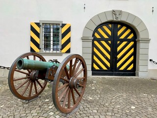 Historisches Zeughaus / Museum mit Kanone in der Stadt Altdorf, Kanton Uri - Schweiz