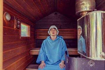 サウナに入る男性