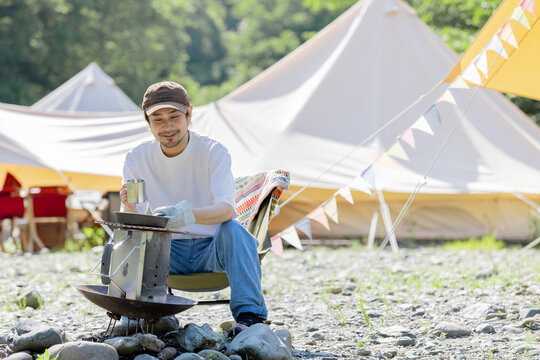 ソロキャンプをする男性