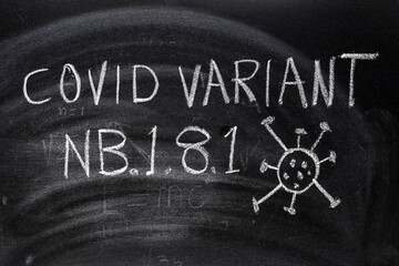 Variante del virus covid 19, NB.1.8.1, dibujado en una pizarra con tiza	