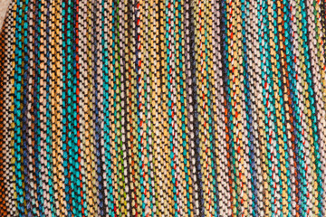 Fototapeta premium Tejidos artesanales andinos y pan artesanal horneado en la feria cultural de Otavalo, Ecuador