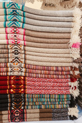 Tejidos artesanales andinos y pan artesanal horneado en la feria cultural de Otavalo, Ecuador