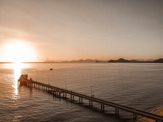 Naklejka premium Sunrise Drone View Over Palm Cove Jetty – Golden Light and Calm Waters