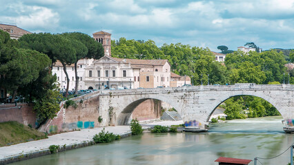 Obraz premium isola tiberina timelapse is the biggest island of tibera river in rome.