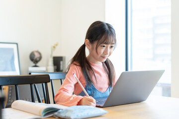 自宅で勉強をする女の子