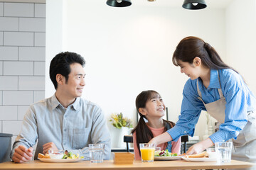 食事を運ぶ女性