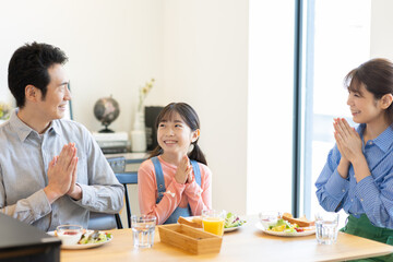朝食を食べる家族