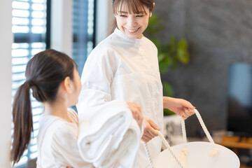洗濯物を運ぶ親子