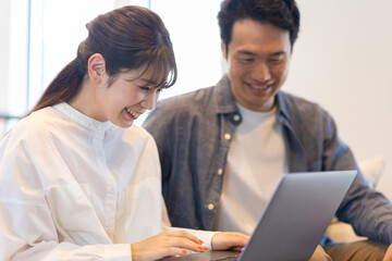Obraz premium パソコンを見る夫婦