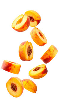 Durazno en trozos cayendo sobre fondo transparente png