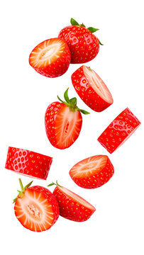 Fresas en trozos cayendo sobre fondo transparente PNG