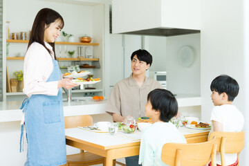 ダイニングで食事する4人家族