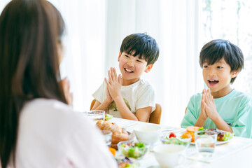 ダイニングで食事する家族