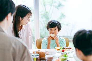 ダイニングで食事する家族