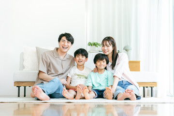 リビングでくつろぐ家族