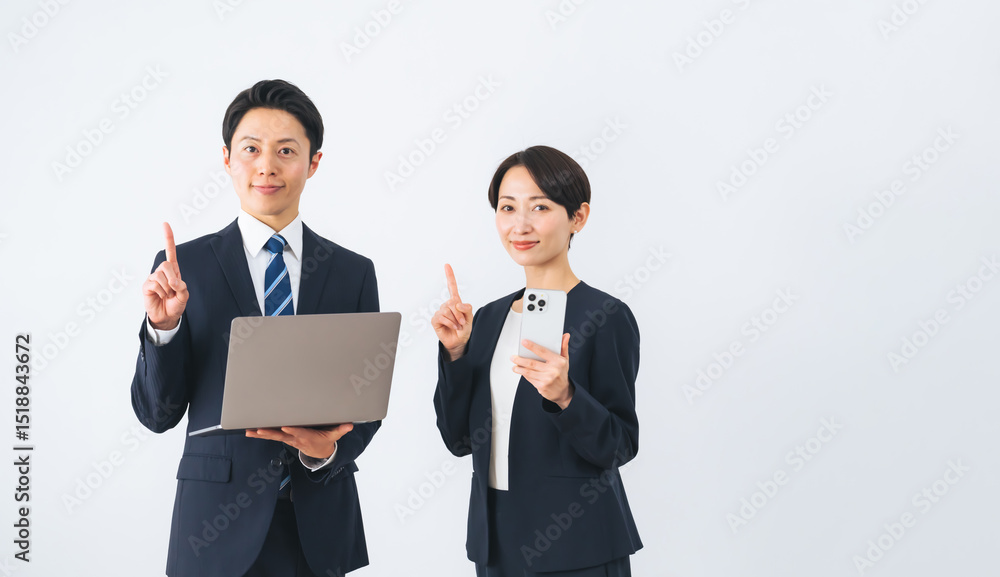 Aufkleber おすすめ、紹介、案内、ガイド、ビジネス、ノートパソコン、スマホ、宣伝、キャンペーン、セール、ポイント、注意、インターネット、オンライン、web、サイト、ビジネスパーソン、ビジネスマン、ビジネスウーマン、女性、男性、日本人、コピースペース、白バック、切り抜き、説明、お知らせ、告知、広告、アプリ、SNS、イベント、ナンバーワン、一番、指摘、指導、レッスン、レクチャー、セミナー、教える、講師、イベンター