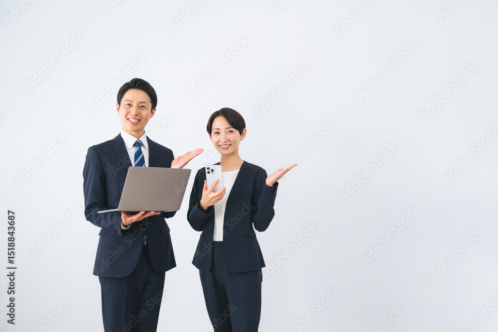 Poster ノートパソコンとスマホを持って案内する男女ビジネスパーソン