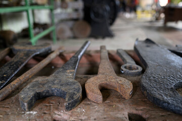 Galp&atilde;o antigo de esta&ccedil;&atilde;o ferrovi&aacute;ria com v&aacute;rias ferramentas antigas e antigas..