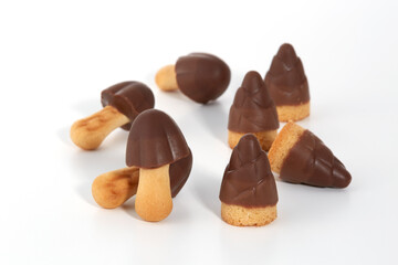 きのこ型とたけのこ型のチョコレート菓子