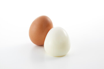 白背景に置かれた赤玉卵_ゆで卵