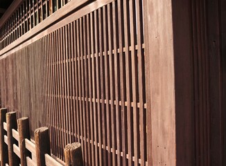 木の格子戸のある風景です。