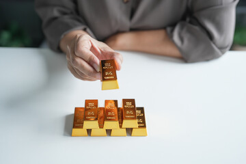 Senior mature older asian woman Trading&nbsp;Investments in gold&nbsp;saving for retirement&nbsp;income and profit Golden futures. 60s businesswoman