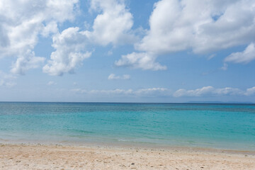 Fototapeta premium 波照間島のニシ浜ビーチからから眺める西表島