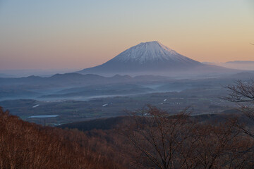 Fototapeta premium ポロモイ山から望む朝焼けの羊蹄山の麓の雲海