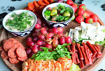 Fleisch und Käseplatte mit Gemüse