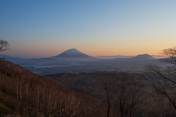 ポロモイ山から望む朝焼けの羊蹄山の麓の雲海