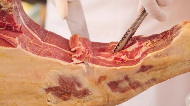 ナイフで削りとる生ハム　料理・レストラン・