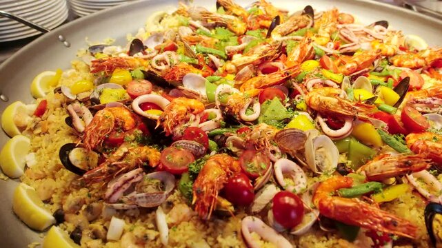 湯気をあげる食べ物　エビイカ貝の海鮮パエリア　料理・調理・パーティー・米料理