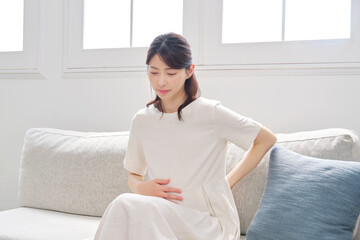 腰痛の妊婦　リビング