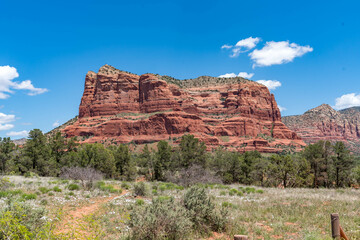 Fototapeta premium Panoramic desert landscapes in Sedona, Arizona, featuring vivid red rock formations, green vegetation, and expansive blue skies. The images highlight the natural beauty of the rugged canyons