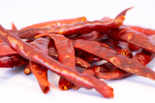 Dried red chili peppers: a spicy and healthy food ingredient