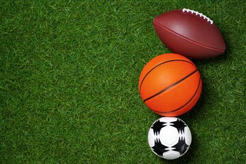 Obraz premium Sports Balls on Green Grass Background