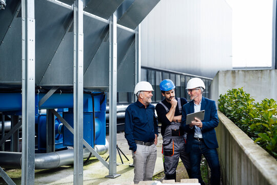Engineers having a meeting at a contrsuction site