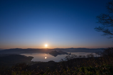 朝焼けに染まる洞爺湖の日の出