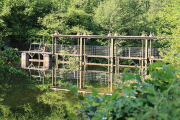 Staustufe am Fluss Möhne bei Ense im Arnsberger Wald