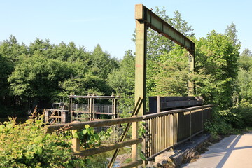 Staustufe am Fluss Möhne bei Ense im Arnsberger Wald