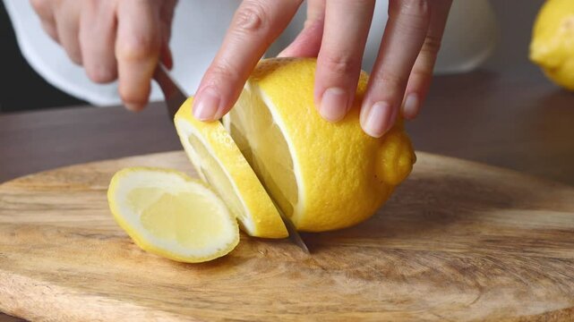 レモンを切る女性の手　レモンスライス