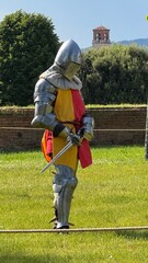 Cavaliere in armatura medievale con la spada