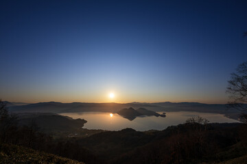 朝焼けに染まる洞爺湖の日の出