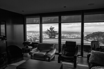 Fototapeta premium intérieur d'une maison, salon avec vue panoramique