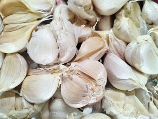 A close-up of fresh, peeled garlic cloves, showcasing their natural texture. Perfect for food photography and culinary themes.