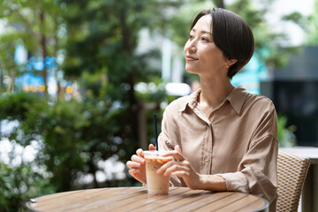カフェで一息入れている女性