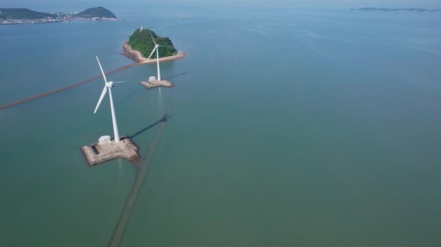 풍력 발전기가 있는 바다 풍경