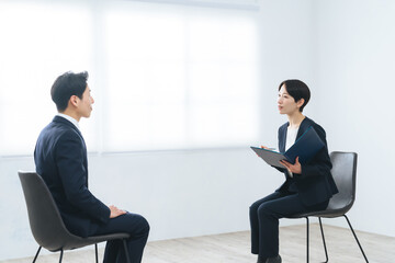 面談する男女ビジネスパーソンのグループ