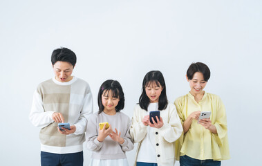 笑顔でスマホを使う女の子家族